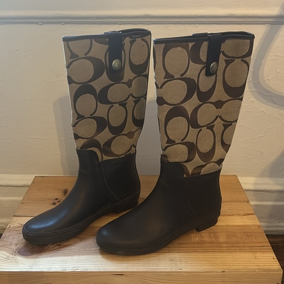 Coach Polly rain boot. Khaki and chocolate brown monogram. - Picture 3 of 4